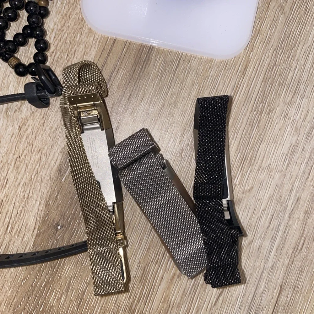 Lot of Fitbit Smartwatches, Fitbit Versa, Alta, Blaze,Charge - 7 Total -Untested